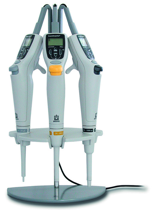 Support de charge pour 3 Transferpette® électroniques, adaptateur CA Europe, sauf 0,5-5 ml