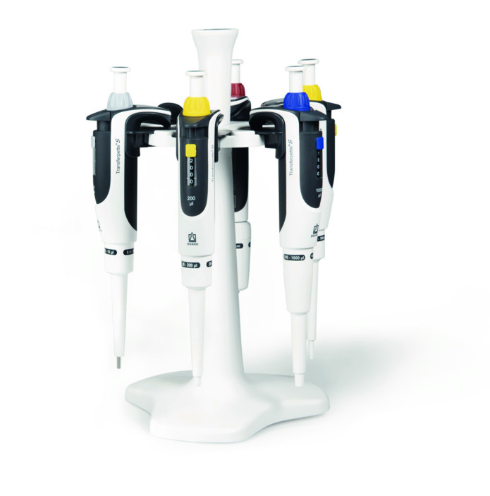 Kit starter micro Transferpette® S : 3 x pipette (0,1-2,5 µl, 0,5-10 µl, 10-100 µl), 3 x boîte TipBox pointes à pipettes (2 x 0,5-20 µl, 2-200 µl), 3 support pour étagère